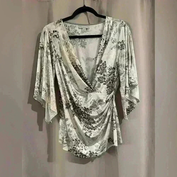 Women’s V-Cut CB Blouse - Picture 1 of 9